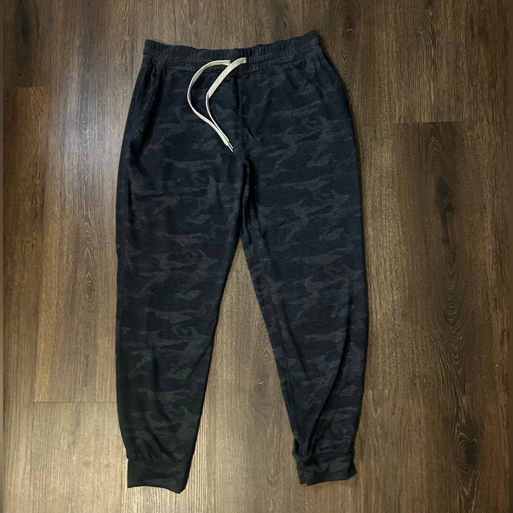 Women’s Vuori Jogger Sweatpants- size medium - Picture 2 of 5